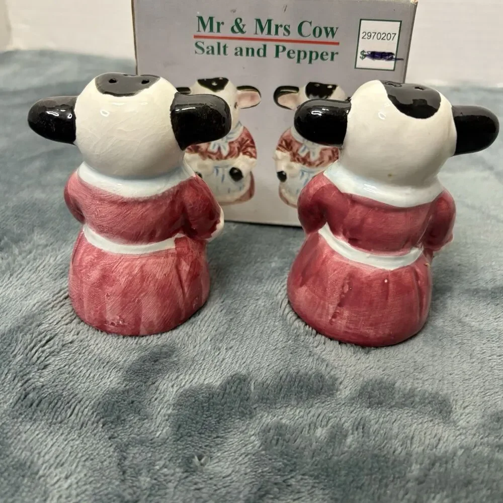 VINTAGE COW SALT and PEPPER SHAKER SET FARM HOUSE DECOR